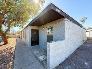 Building Photo - Bright and beautifully updated 2-bedroom h...