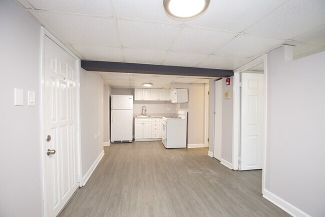 Building Photo - 3521 W Grace St