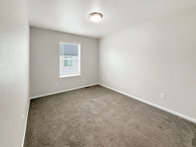 Building Photo - $0 DEPOSIT OPTION. BRIGHT AND SPACIOUS 3-B...