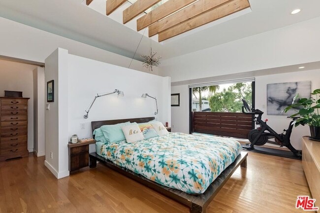 Building Photo - 832 Superba Ave
