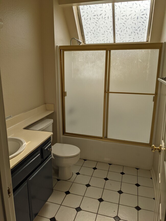 BD 1 bathroom - 1097 Blanche St