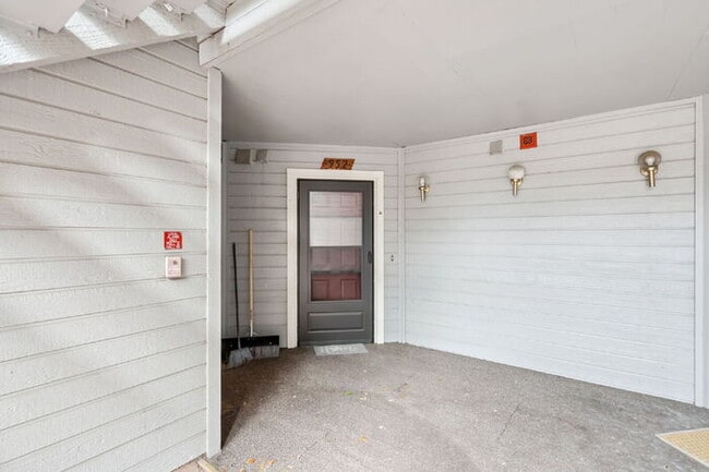 Building Photo - Updated 2-Bedroom Ground-Level Condo – Wat...