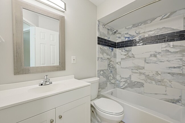 Building Photo - Spacious 2-Bed, 2-Bath Condo in Prime Nort...