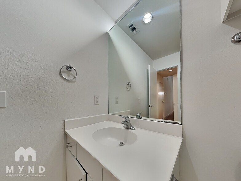 Building Photo - 6913 Ardmore St
