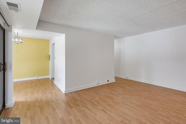 Building Photo - 5911 Tamar Dr