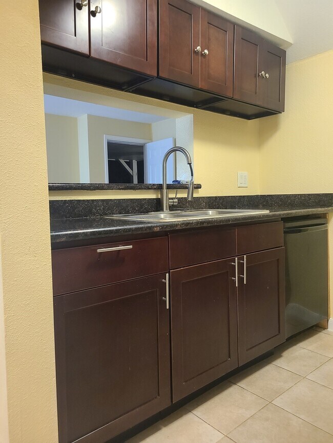 Building Photo - 752 Memorial Mews St