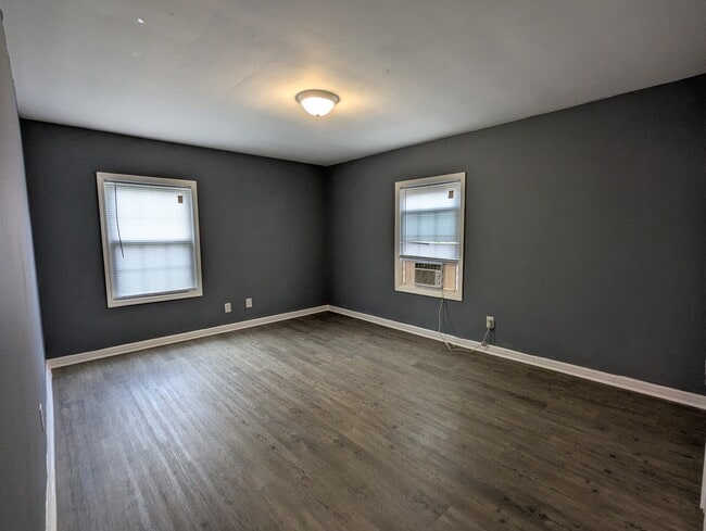 Building Photo - 347 N Roosevelt Ave