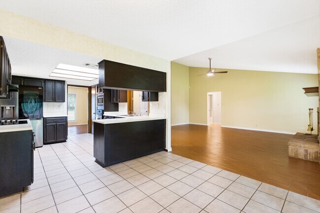 Building Photo - Charming Home Awaits: Spacious & Modern Living in a Prime Location