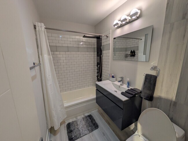 Building Photo - Newly Renovated 1-Bedroom Condo in the Hea...