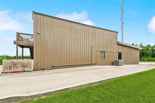 Building Photo - 1400 Woodland Hwy