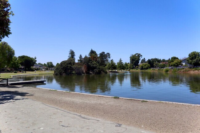 Building Photo - Gorgeous 4-bedroom home with pool – Lakesh...