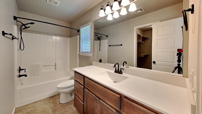 Building Photo - Nice 3 Bedroom 2 Bath Home in Mustang Schools