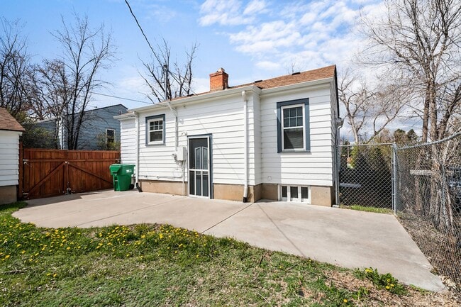 Building Photo - Updated 3-Bedroom, 2-Bath Home in the Heart of Englewood - Available Now!