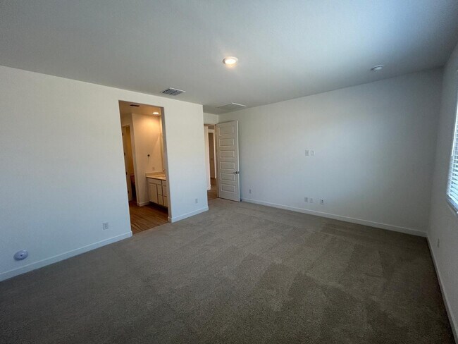 Building Photo - 5974 N 192nd Dr