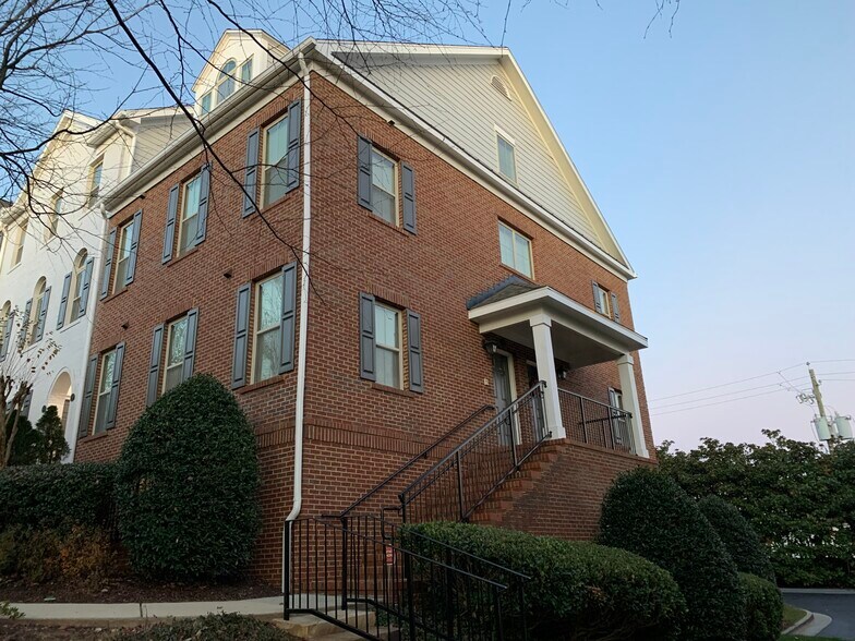 Building Photo - 307 Le Gran Bnd