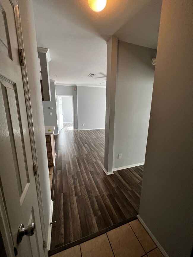 Building Photo - 2 Bed, 2 bath condo located in a gated co...