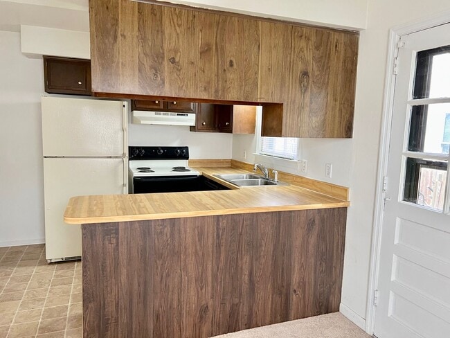 Building Photo - 2BD/1.5BA minutes from the Oceanfront!