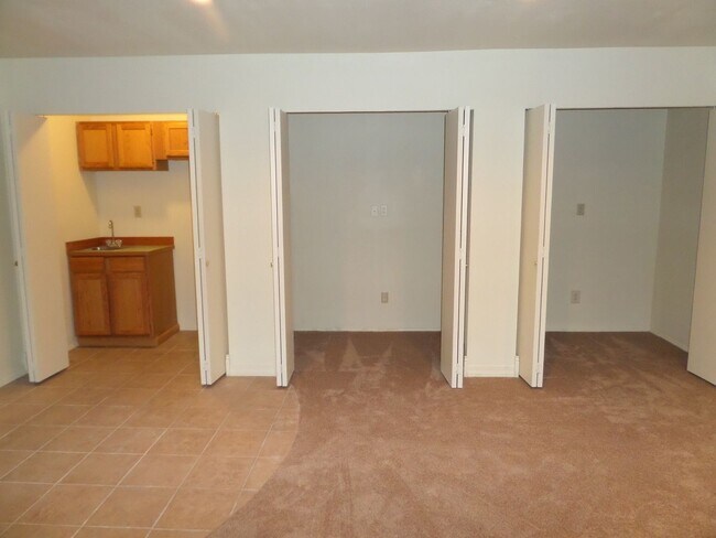Building Photo - Fantastic HUGE Remodeled 4 Bedroom Home Wi...