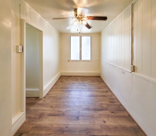 Building Photo - 1132