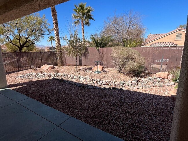 Building Photo - Stunning 3 bedroom 3 bath with Guest House in Sun City Anthem for 55+!