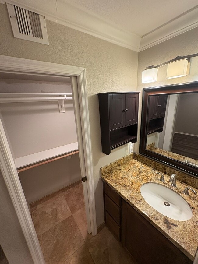 Building Photo - READY TO VIEW NOW! Beautiful 2 Bed/2 Bath ...