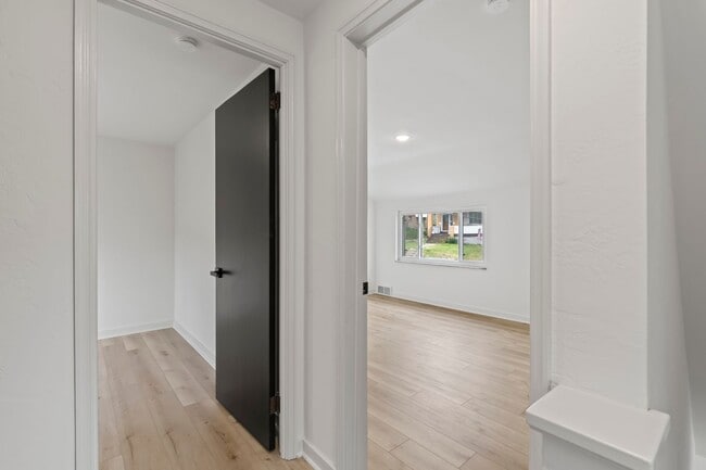 Building Photo - READY FOR MOVE IN! Fully RENOVATED 2-bedroom in Carrick!