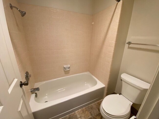 Building Photo - 15 Glen Lake Dr