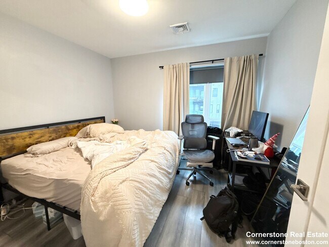 Building Photo - South Boston Renovated 2 Bed / 2 Bath – Garage Parking – Roof Deck – 9/1