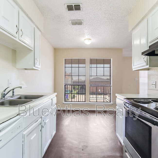 Building Photo - 8133 Foxfire Ln