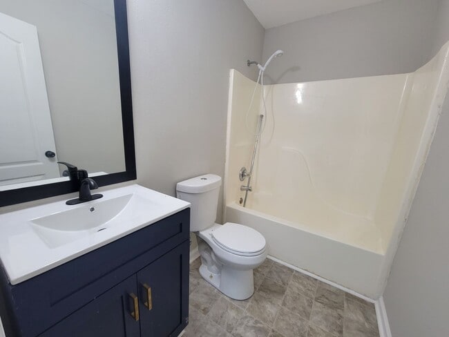 Building Photo - Quiet Comfort - Modern Home - HAFC Voucher...