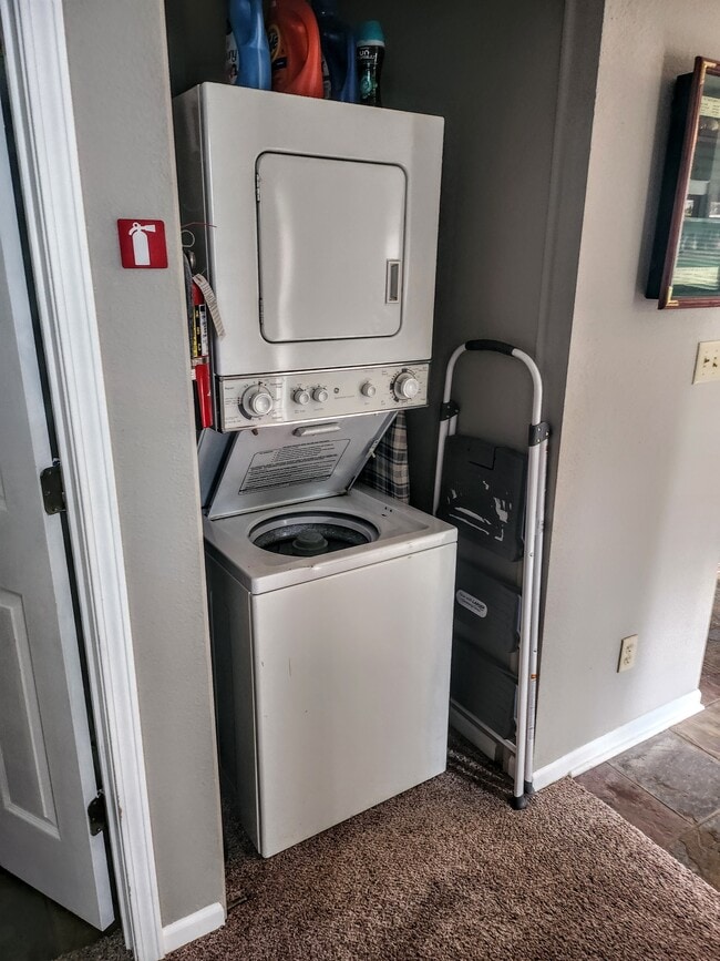 Building Photo - 23 Cottage Park E