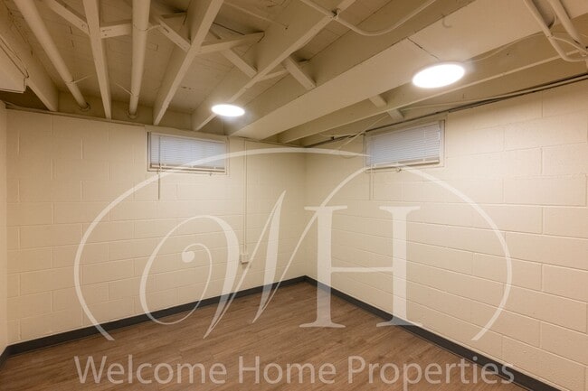 Building Photo - 427 E Pine St