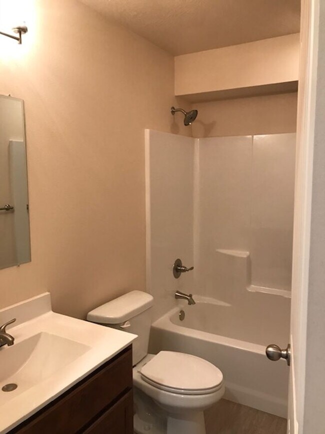 Building Photo - 3 Bedroom 2 Bath 2 Car Garage For Rent in Branson MO