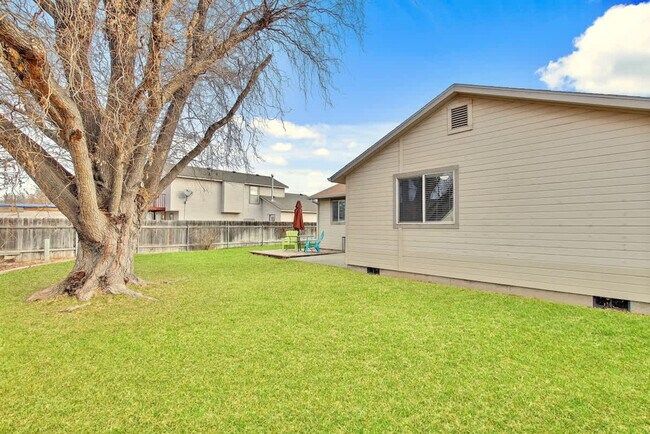 Building Photo - 1213 Cattail St