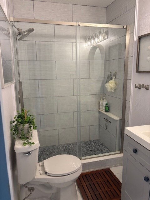 Hall Bathroom adjacent to Primary Bedroom - 574 Ryans Woods Ln