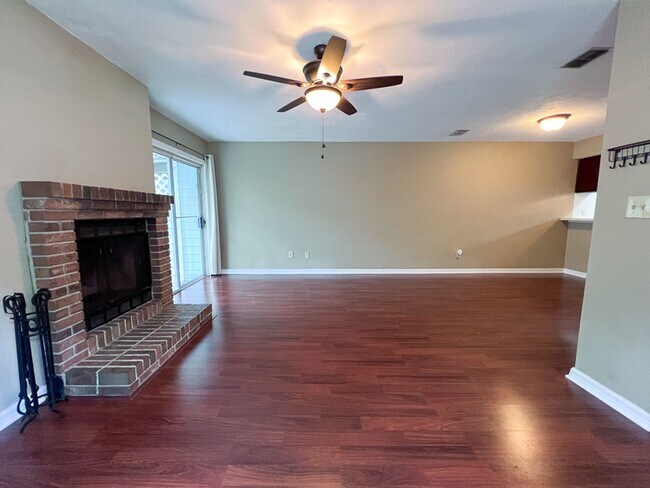 Building Photo - Pet Friendly Spacious 2-Bedroom End Unit i...