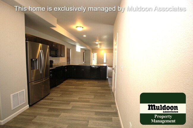 Building Photo - Beautiful end unit townhome