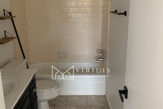 Building Photo - 1001 Mohawk St