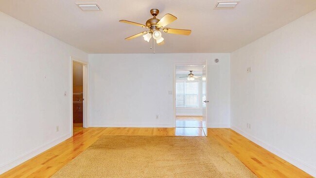 Building Photo - 100 Sweetbriar Lakes Dr