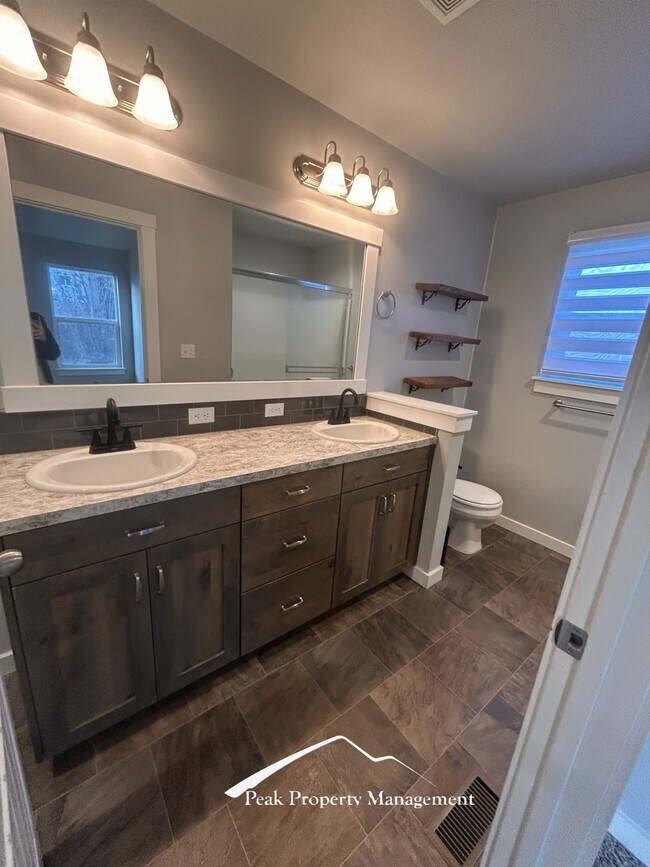 Building Photo - 2070 Kelly Dr