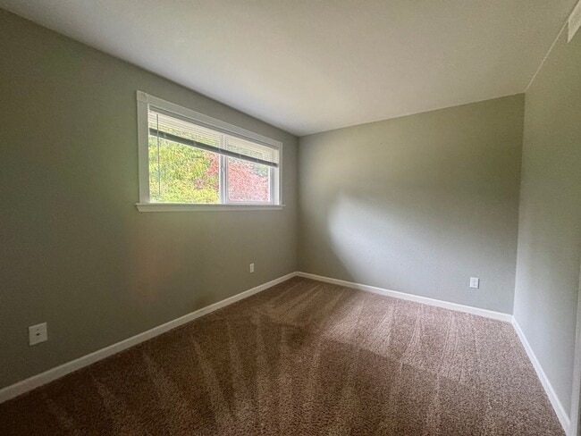 Building Photo - 2 Week Move In Special - 3 Bedroom, 2 Bath...