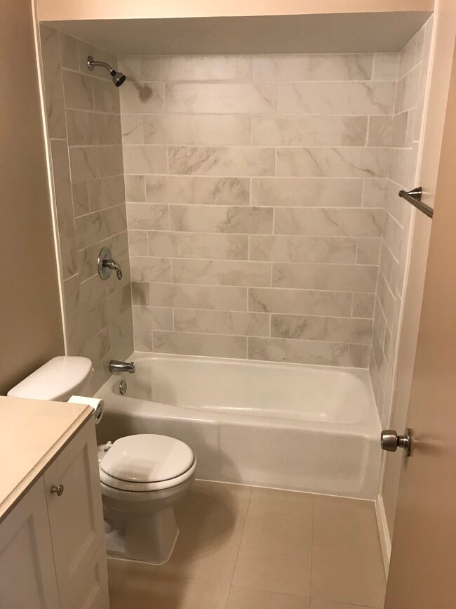 Building Photo - 811 S La Grange Rd