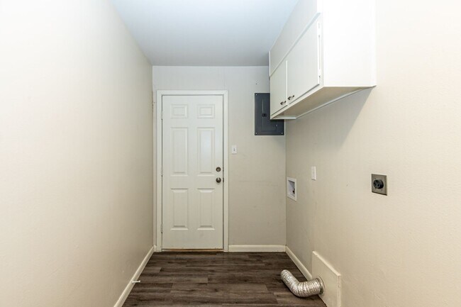 Building Photo - Large & Recently Updated!