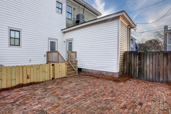 Building Photo - Downtown Close to Forsyth Park