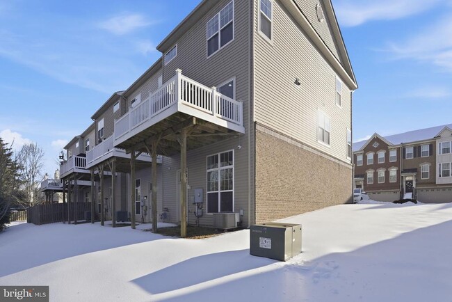 Building Photo - 9052 Isabel Ln