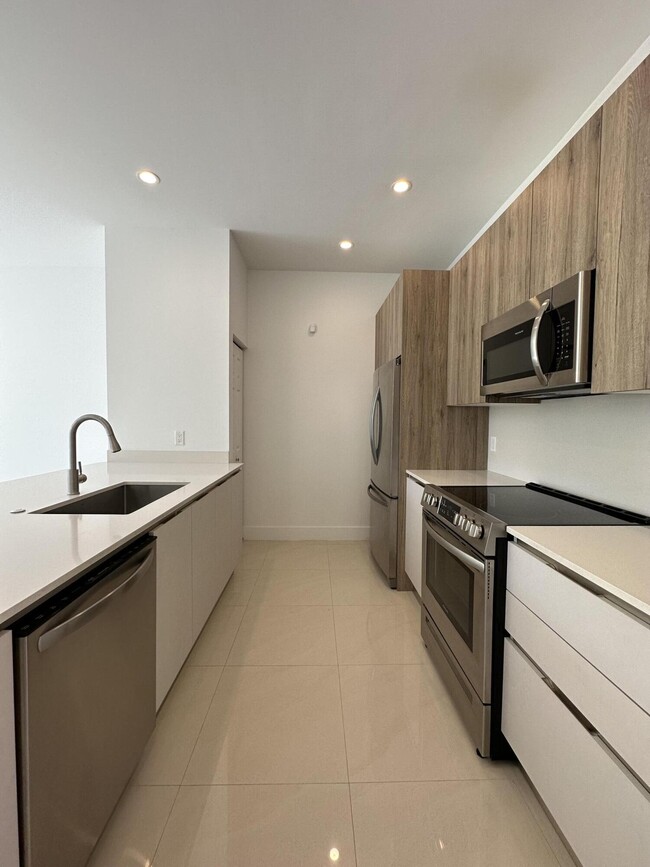 Building Photo - 815 NE 17th Ave