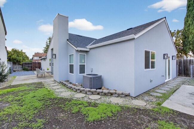 Building Photo - Bright & Spacious 3 Bed, 2 Bath Home – Must See!