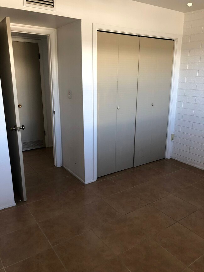 Building Photo - 2554 N Park Ave