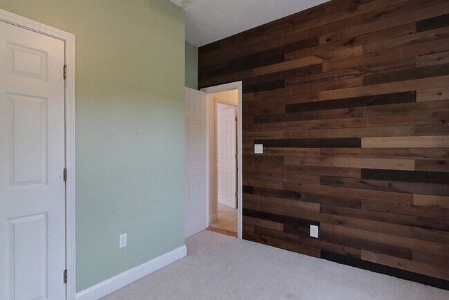 Building Photo - 10-12 Broadway St