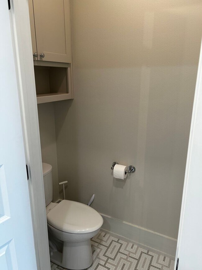 Building Photo - UNFURNISHED Beautiful Large Home Available Now on North Walnut in Fayetteville !!